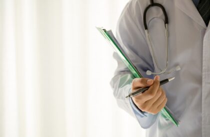 medical_image_2mb Médico do trabalho com estetoscópio segurando prontuário, representando a gestão estratégica do PCMSO, exames ocupacionais e prevenção em saúde ocupacional nas empresas.